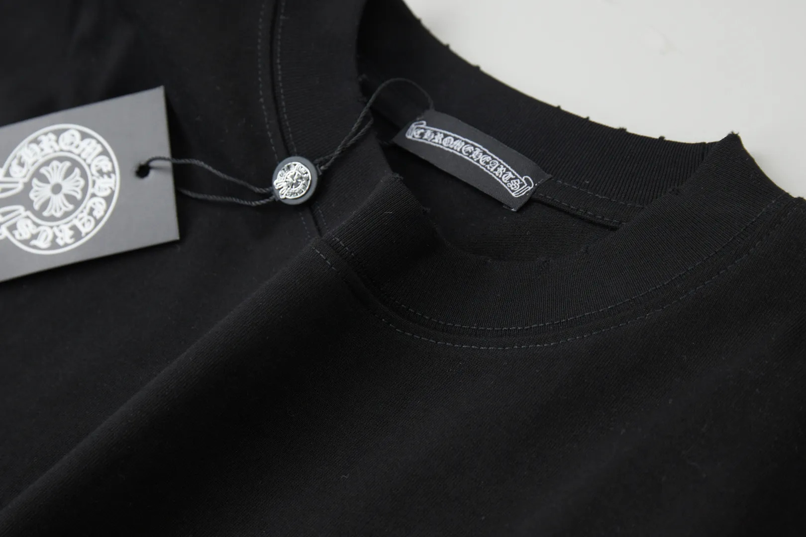 🅿️220 ✨CH✨🆕25SS Spring and Summer New Style Croix Heart ✝ Shelf logo patch hot rhinestone short sleeves Light luxury essential item for daily commuting for men and women Correct version Welcome to compare Detailed features · 260g 100% pure cotton double yarn jersey fabric · Special thickened 32 pieces of double-stranded 1X1 thread in the same vat · Double-needle stitching across seams · Original main mark, washed tag, brand moisture-proof paper packaging Color: white/black/grey Size: S/M/L/XL